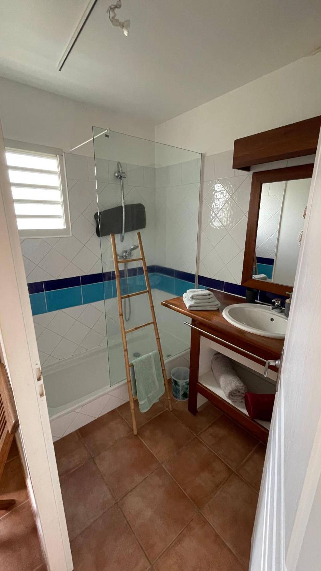 Cauris Lodge Du Marisol Vue Mer Acces Direct Plage Avec Citerne D Eau Ле Госие Екстериор снимка